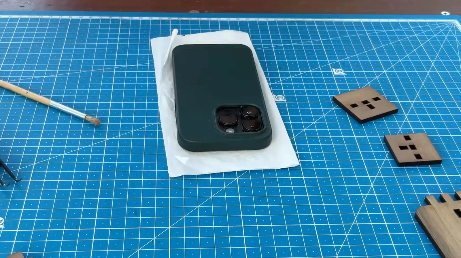 Wooden MagSafe Tripod Mount: laser-cut mount parts and MagSafe puck