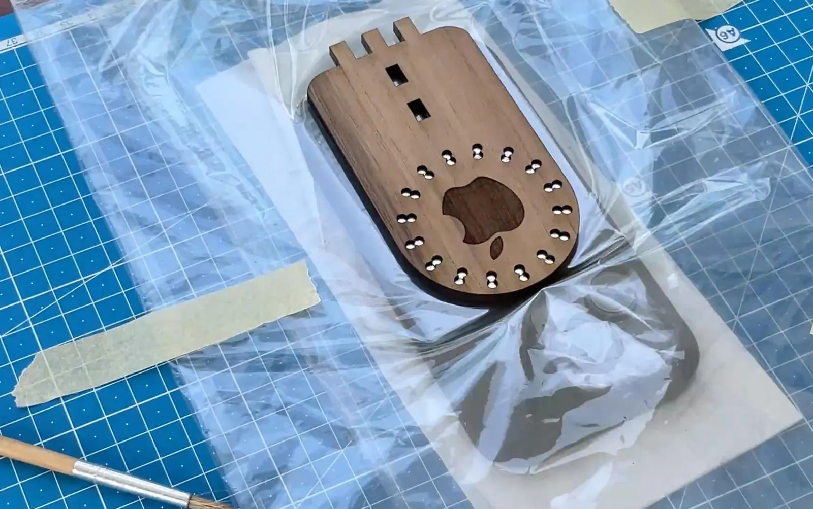 Wooden MagSafe Tripod Mount: dry fit of the magnetic puck