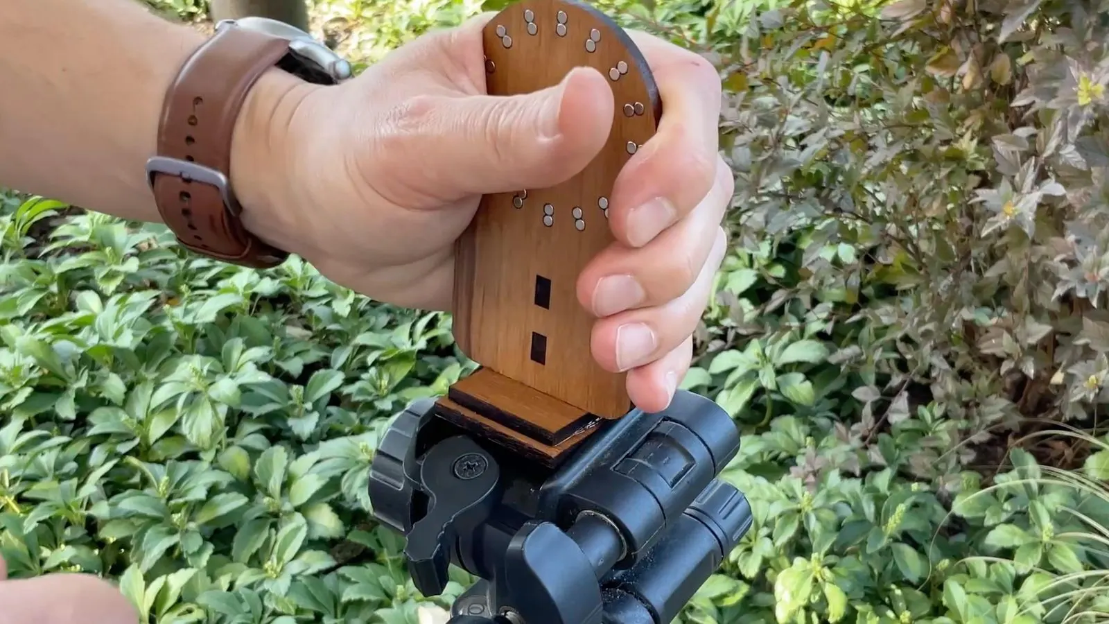 Wooden MagSafe Tripod Mount: completed mount fitted to a tripod head