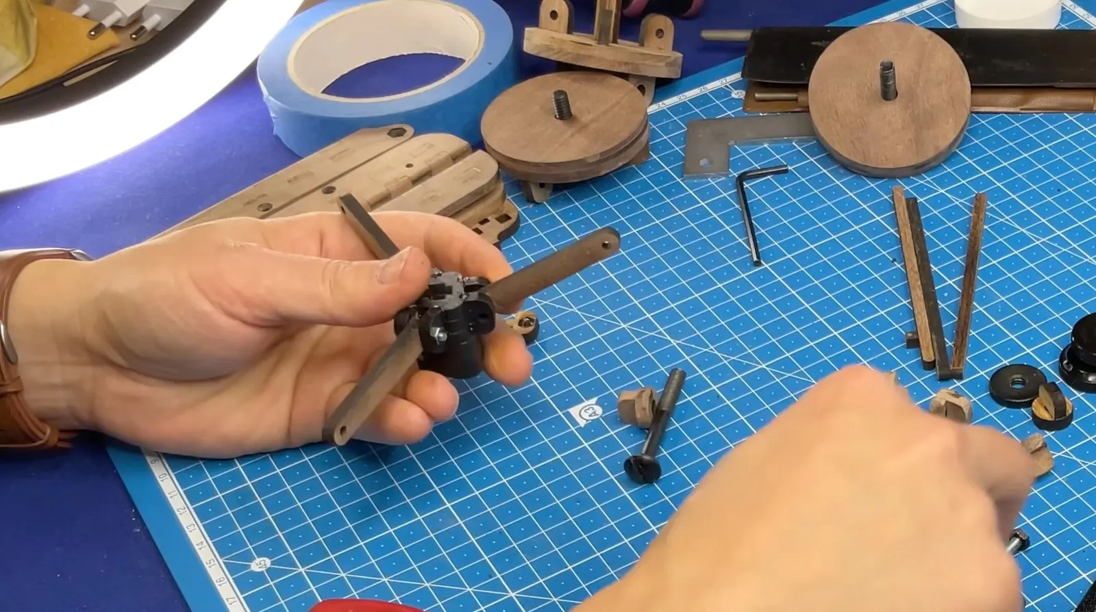 Foldable Wooden Tripod: tightening the central leg joint