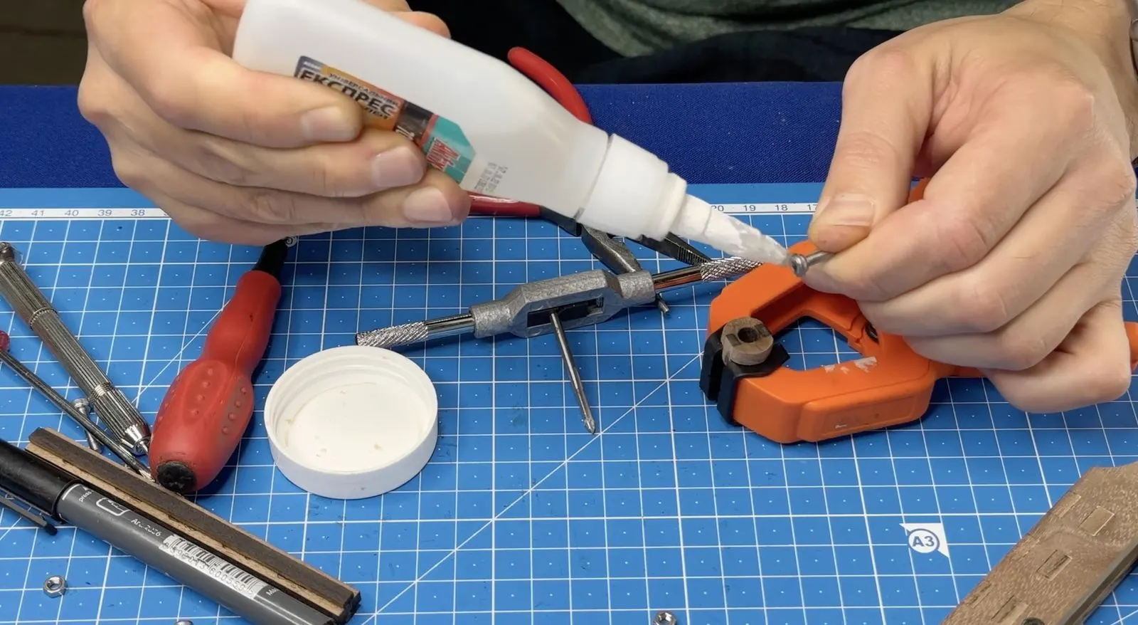 Foldable Wooden Tripod: gluing the lower foot assembly