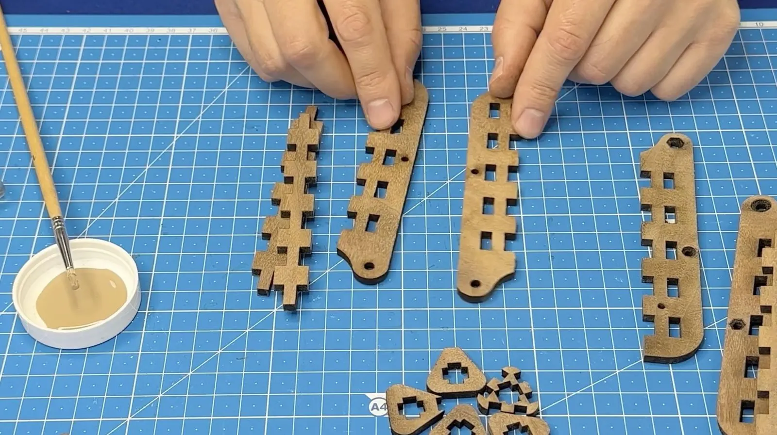 Foldable Wooden Tripod: aligning the layered wooden legs
