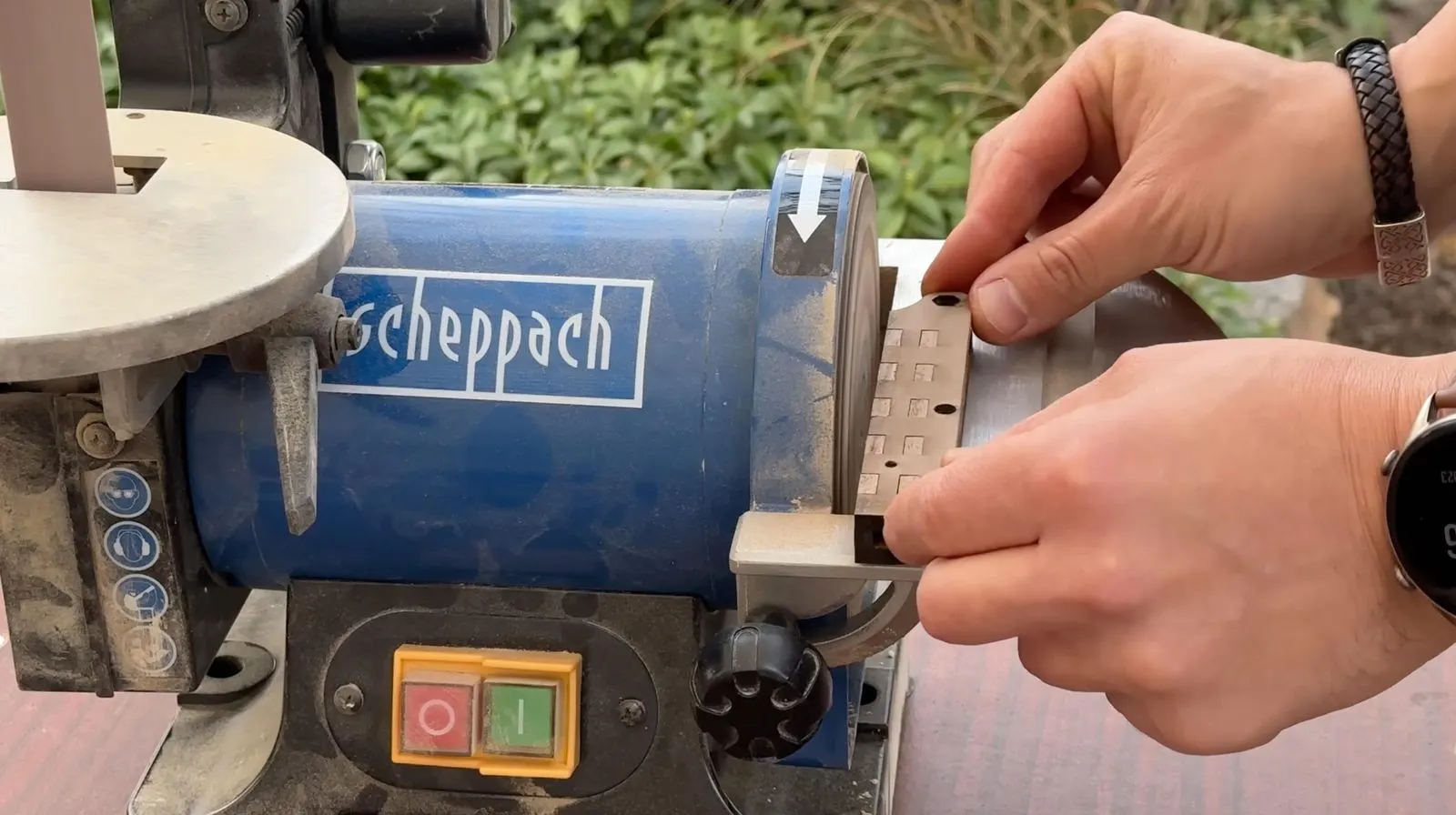 Foldable Wooden Tripod: sanding the cut edges