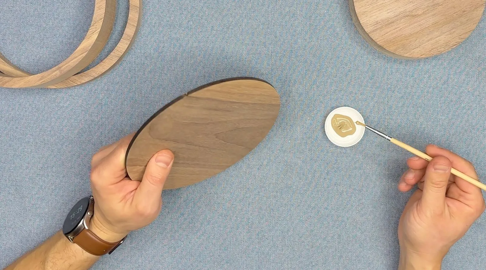 Round Maya / Aztec Jewelry Box: applying glue to a circular layer