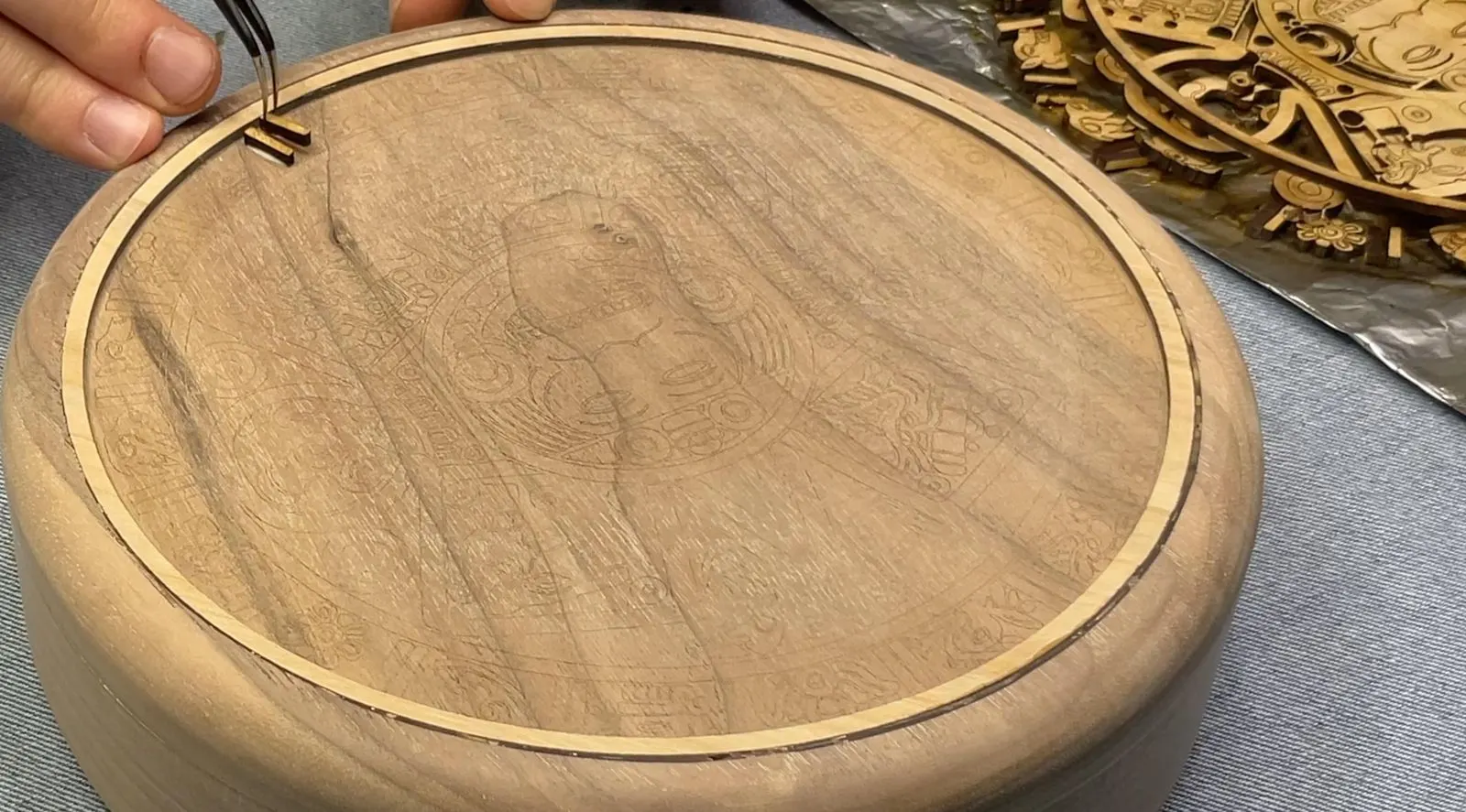 Round Maya / Aztec Jewelry Box: testing the lid inside its locating rim