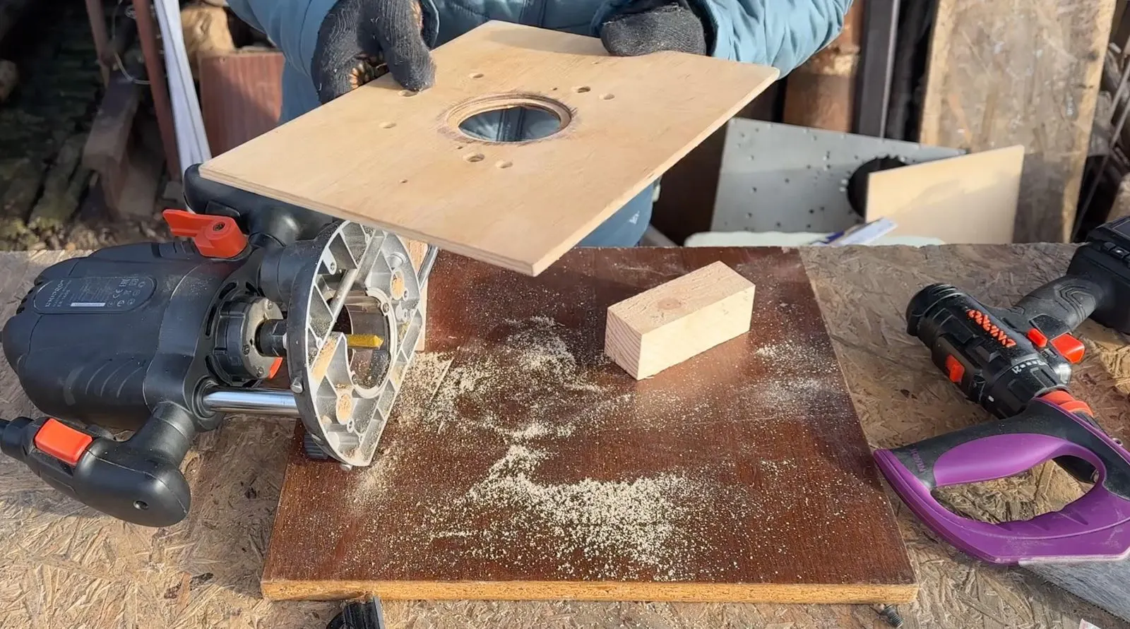 Round Maya / Aztec Jewelry Box: circle-cutting jig on the router table