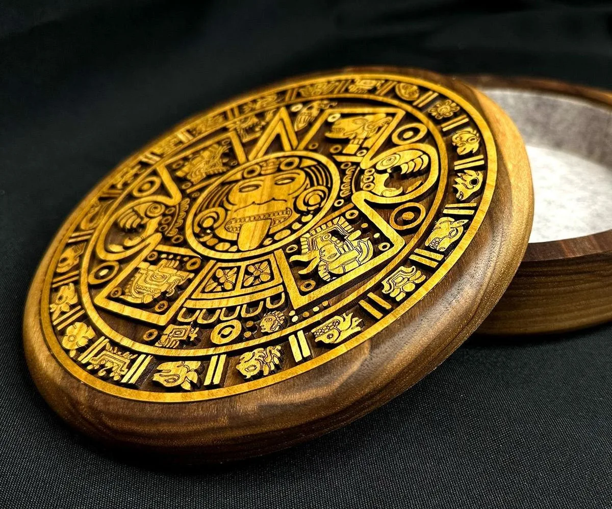 Finished round box with calendar engraving