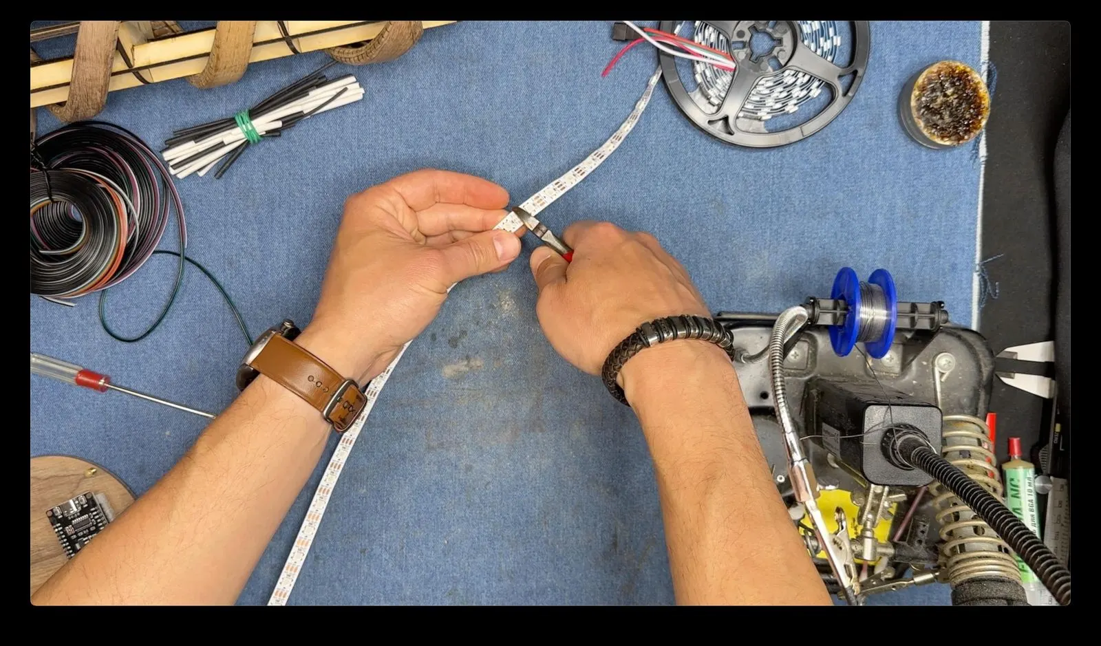 Gesture-Controlled DNA Lamp: controller and wiring on the workbench