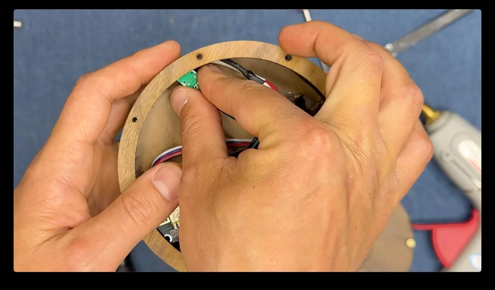 Gesture-Controlled DNA Lamp: closing the base around the controller