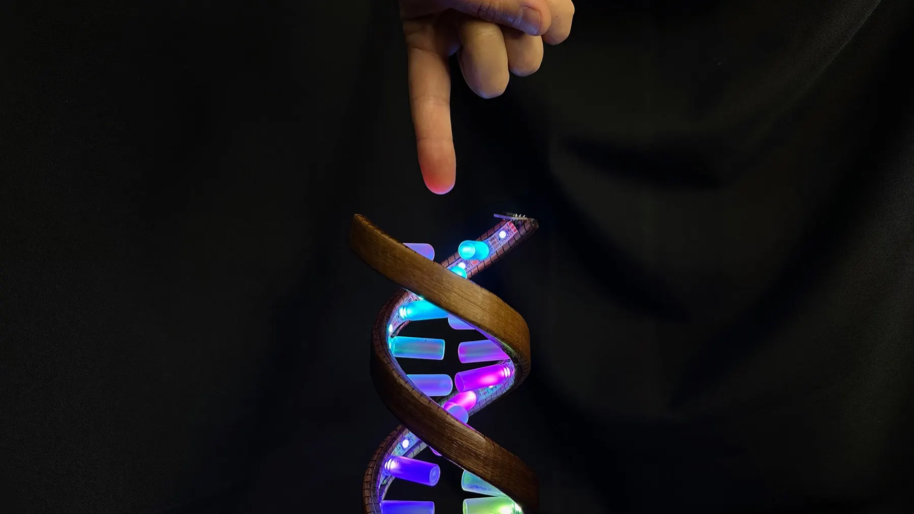 Gesture-Controlled DNA Lamp: gesture test above the upper sensor