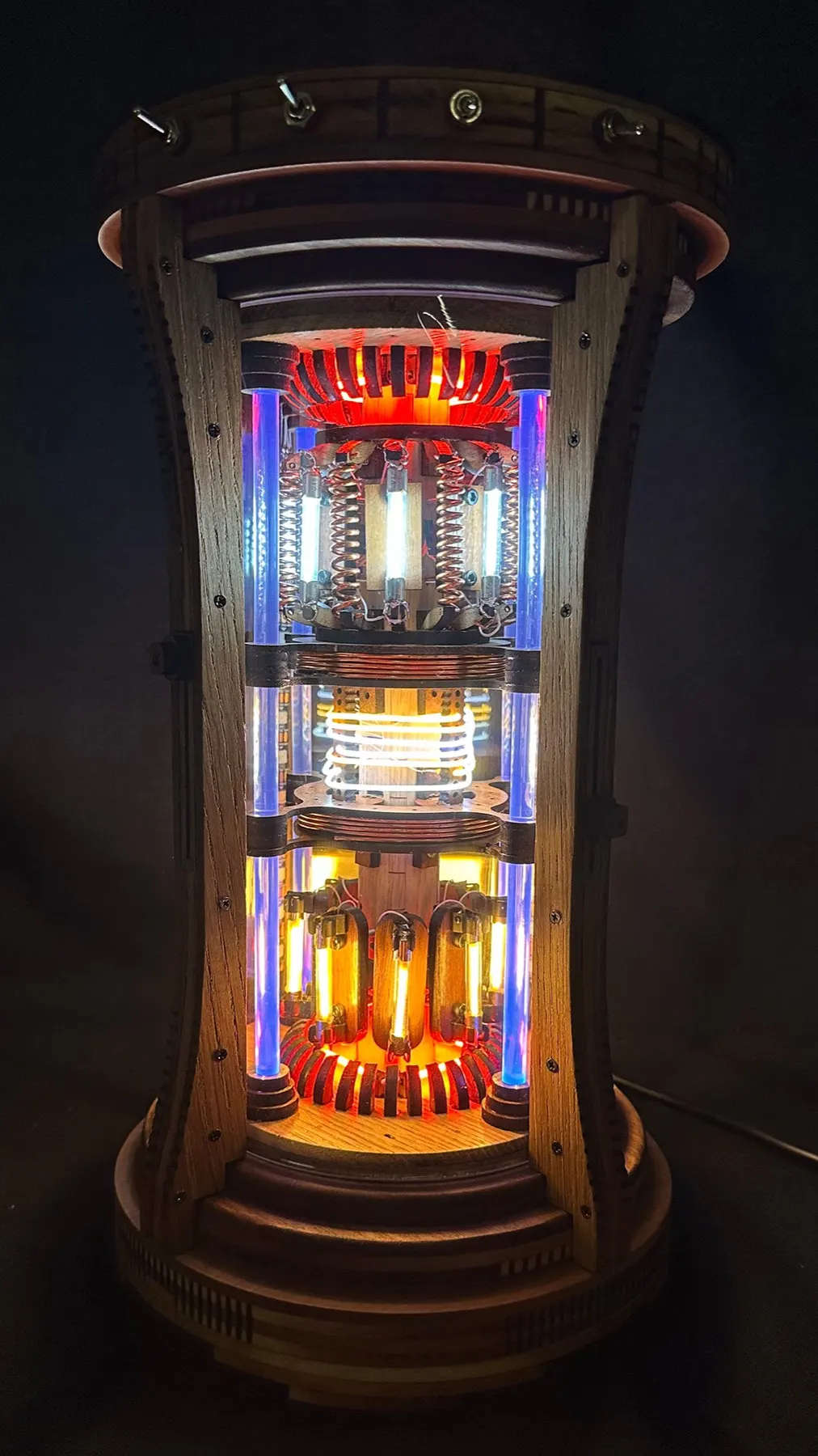 Wooden Reactor Simulator: red reactor sequence in low light