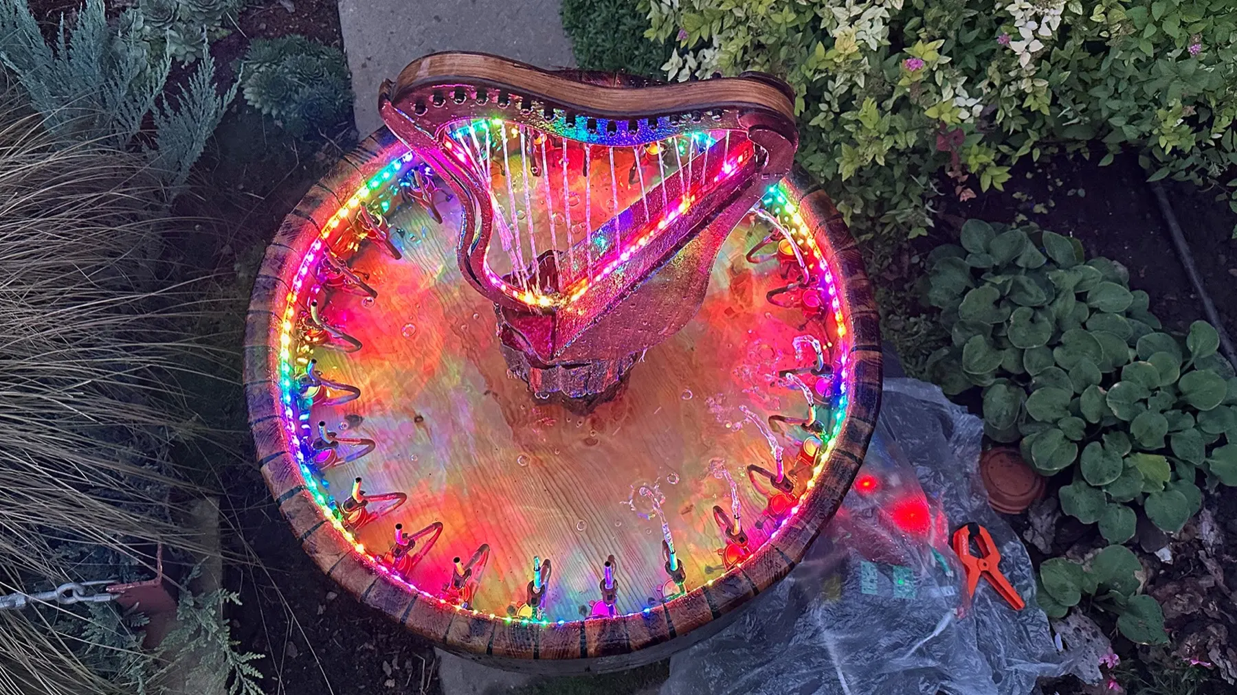 Animated Wooden Fountain: twenty-four streams viewed from above