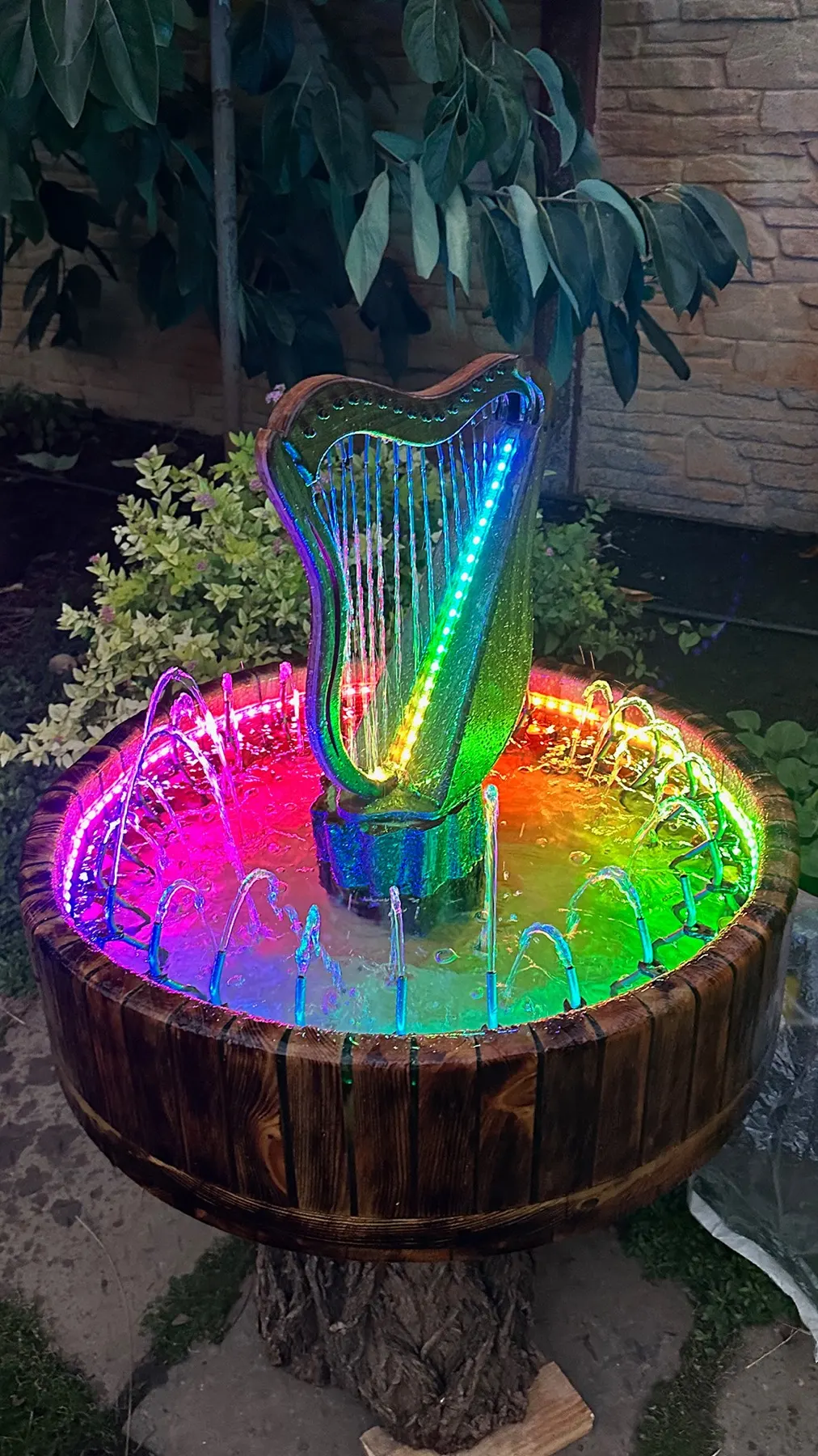 Animated Wooden Fountain: green sequence across the harp and basin