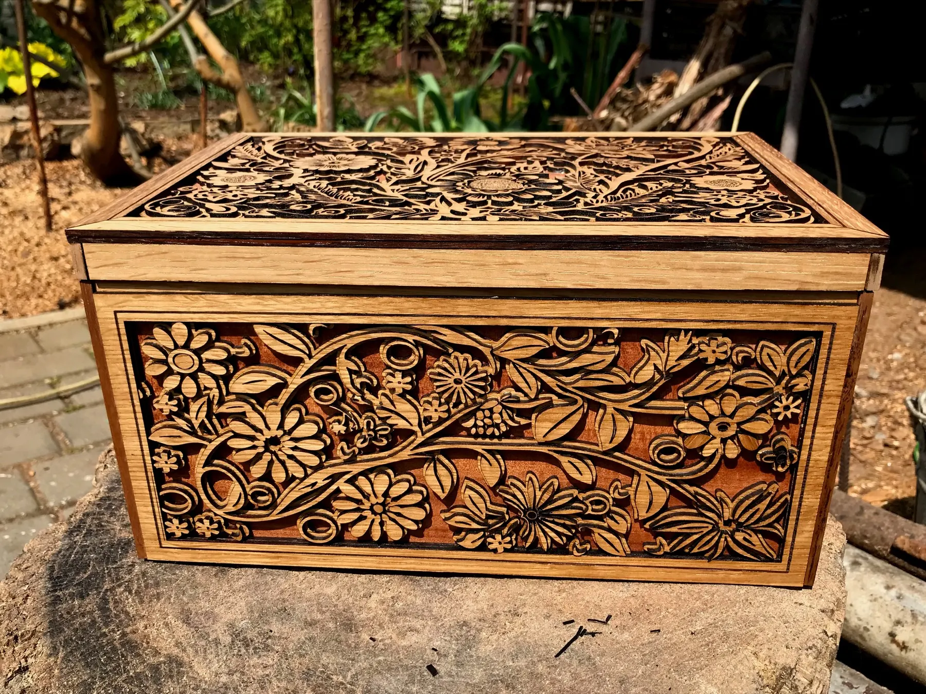 Big Floral Jewelry Box: rear panel floral composition